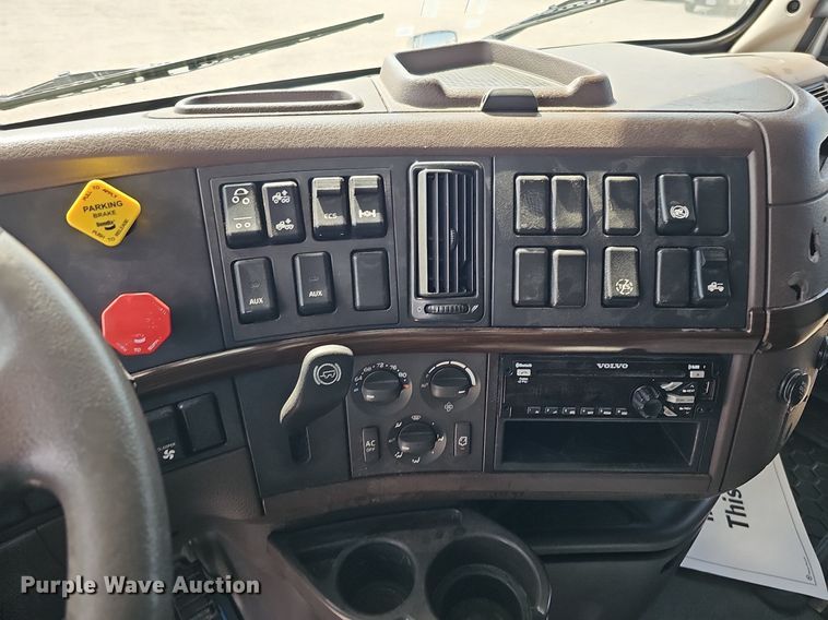 image for item DO2815 2016 Volvo VNL  semi truck