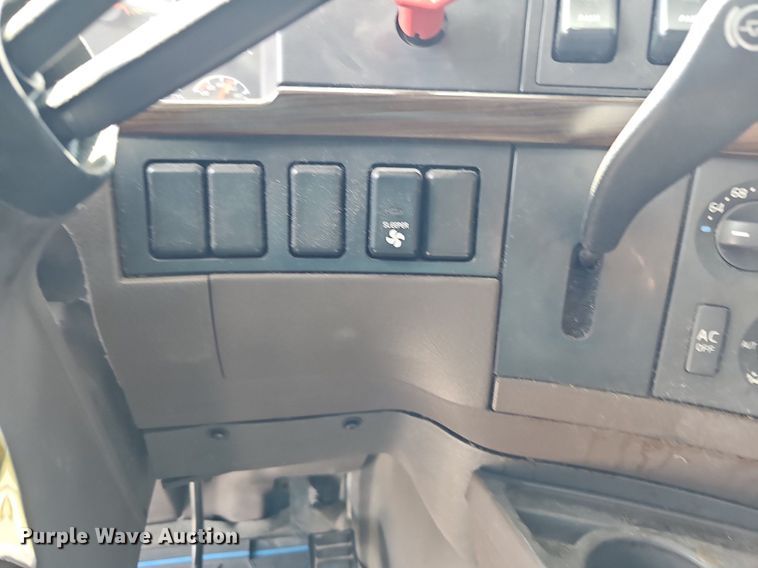 image for item DO2815 2016 Volvo VNL  semi truck