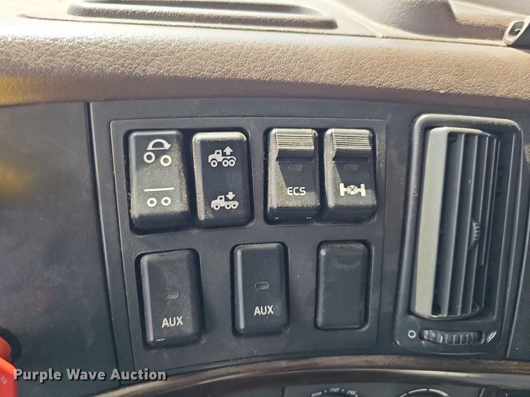 image for item DO2815 2016 Volvo VNL  semi truck