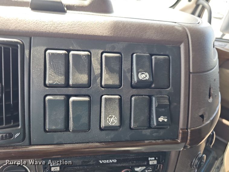 image for item DO2815 2016 Volvo VNL  semi truck