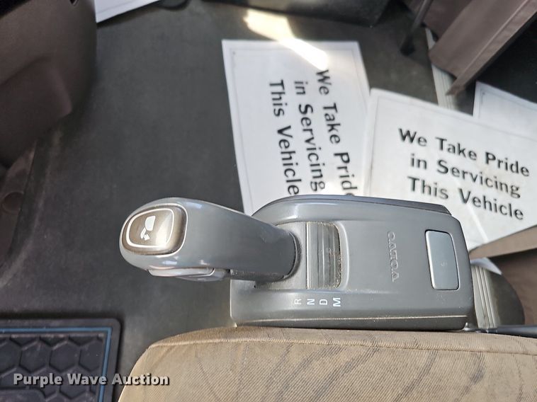 image for item DO2815 2016 Volvo VNL  semi truck