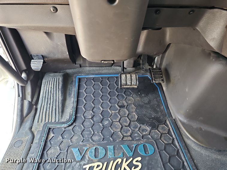 image for item DO2815 2016 Volvo VNL  semi truck