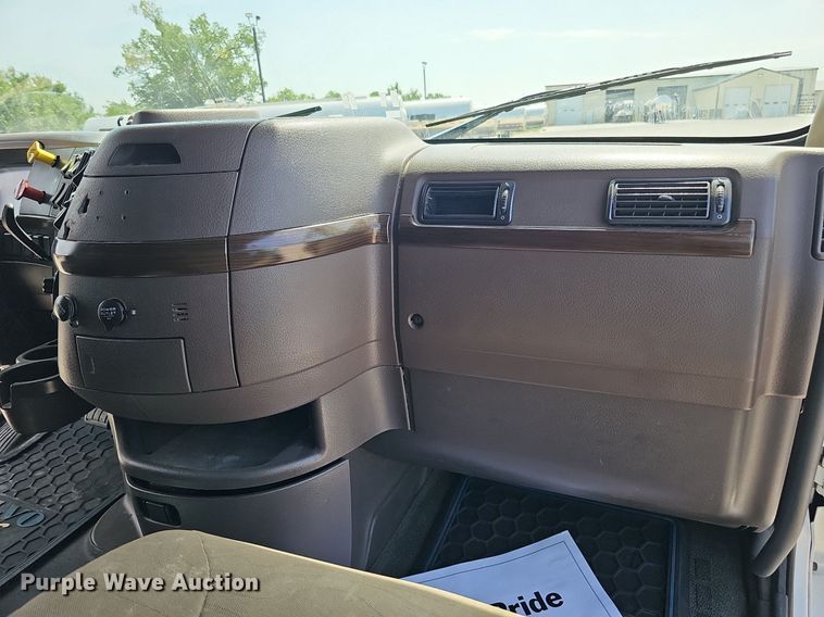 image for item DO2815 2016 Volvo VNL  semi truck