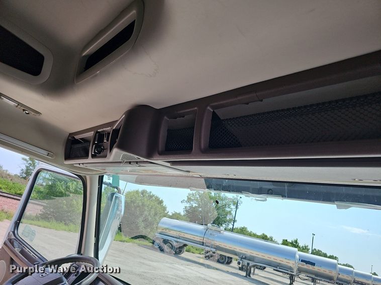 image for item DO2815 2016 Volvo VNL  semi truck