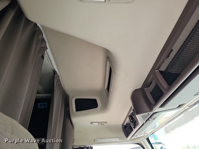 image for item DO2815 2016 Volvo VNL  semi truck