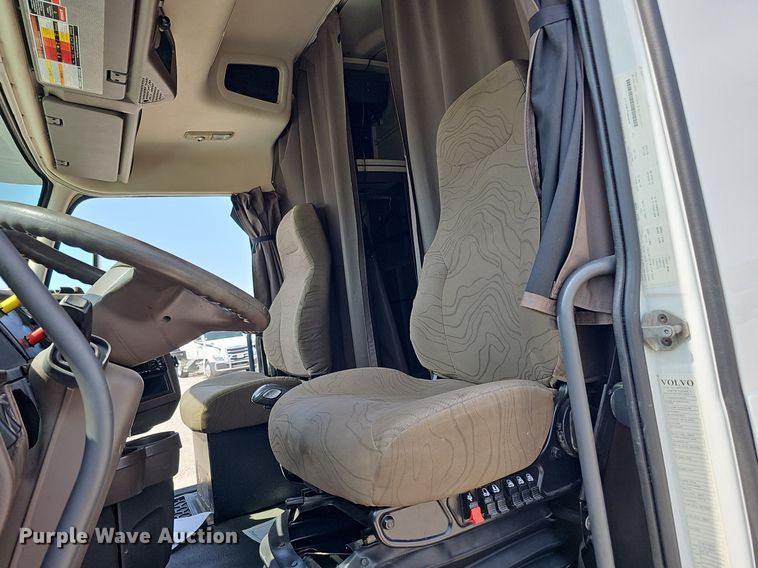 image for item DO2815 2016 Volvo VNL  semi truck