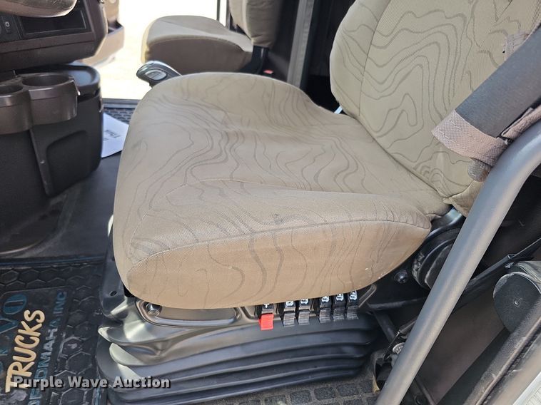 image for item DO2815 2016 Volvo VNL  semi truck