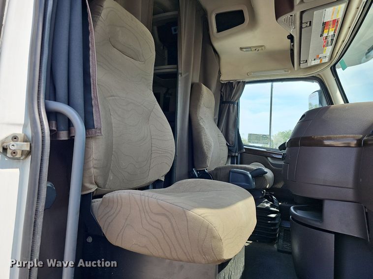 image for item DO2815 2016 Volvo VNL  semi truck