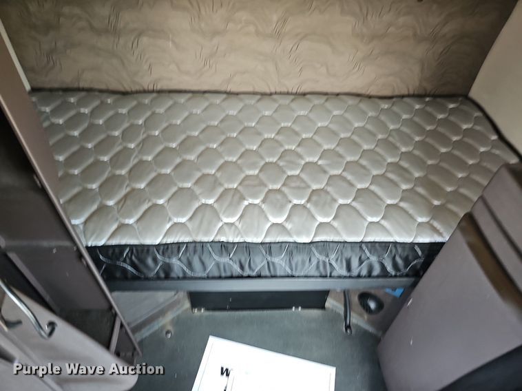 image for item DO2815 2016 Volvo VNL  semi truck