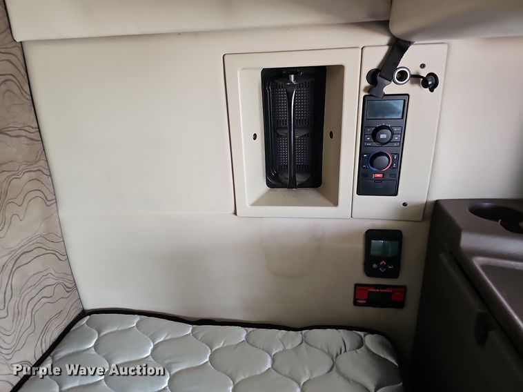 image for item DO2815 2016 Volvo VNL  semi truck