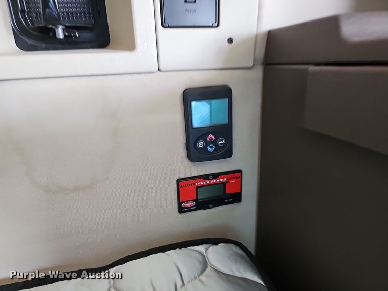 image for item DO2815 2016 Volvo VNL  semi truck