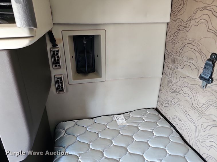 image for item DO2815 2016 Volvo VNL  semi truck