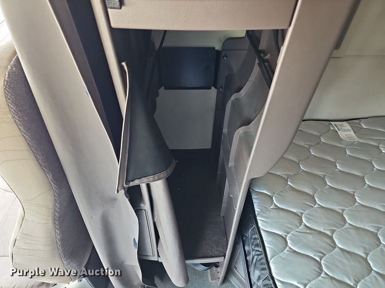 image for item DO2815 2016 Volvo VNL  semi truck