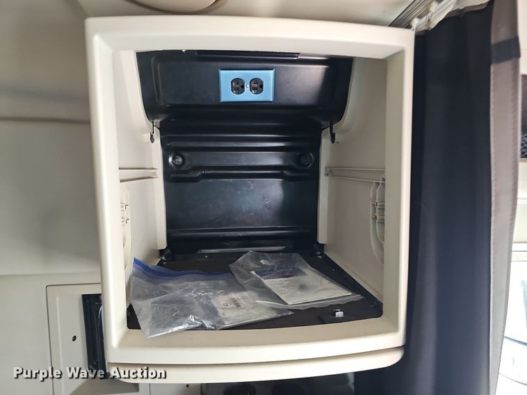 image for item DO2815 2016 Volvo VNL  semi truck