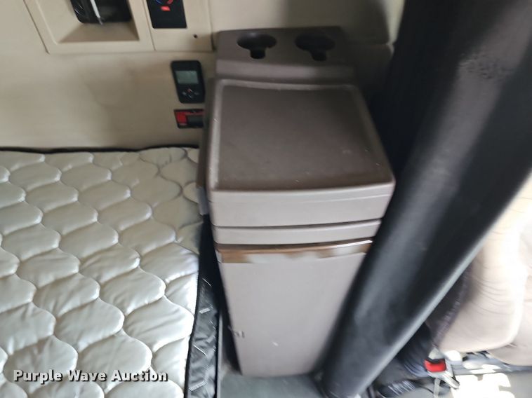 image for item DO2815 2016 Volvo VNL  semi truck