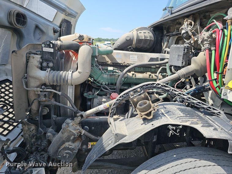 image for item DO2815 2016 Volvo VNL  semi truck