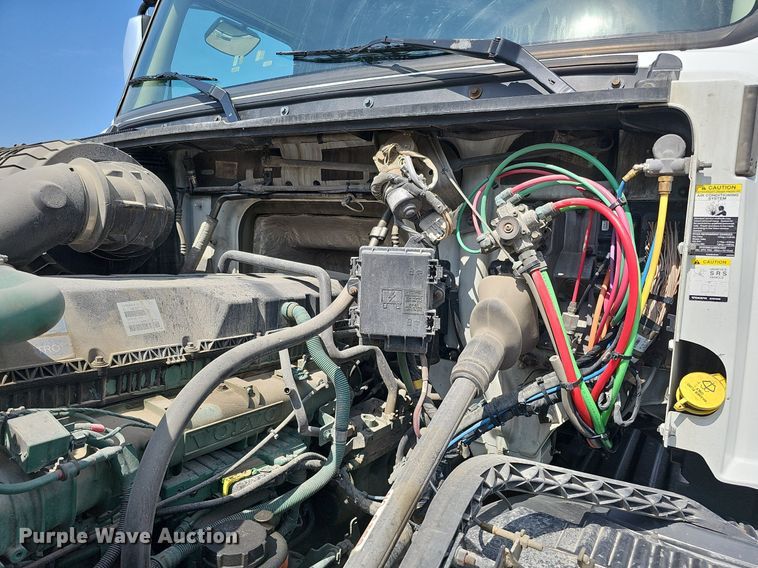 image for item DO2815 2016 Volvo VNL  semi truck