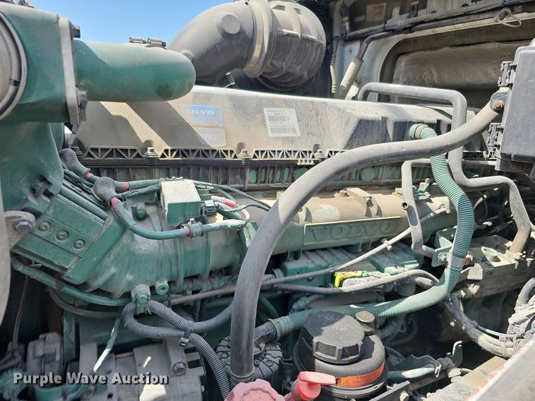 image for item DO2815 2016 Volvo VNL  semi truck