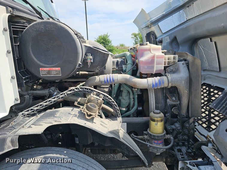 image for item DO2815 2016 Volvo VNL  semi truck