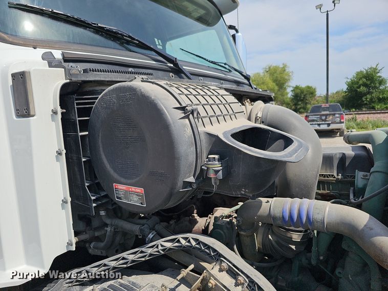 image for item DO2815 2016 Volvo VNL  semi truck