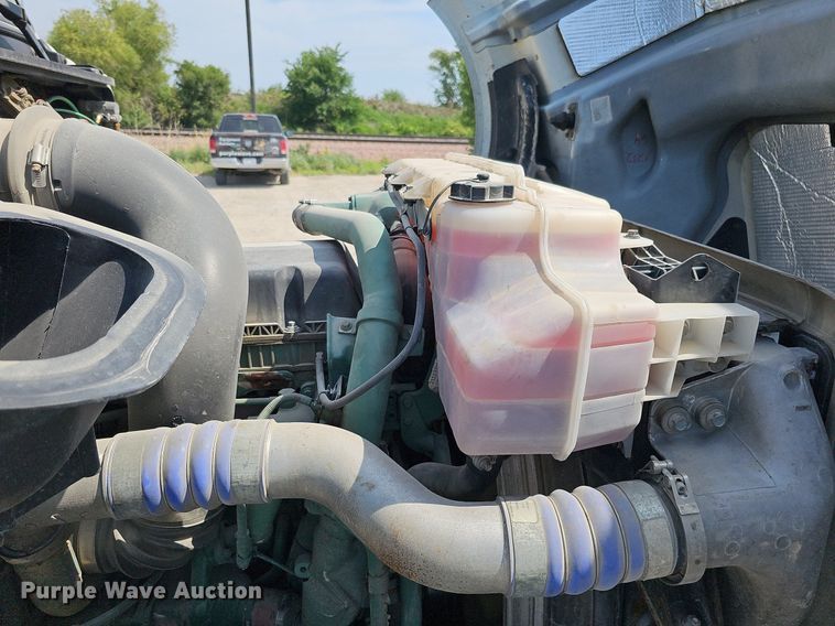 image for item DO2815 2016 Volvo VNL  semi truck