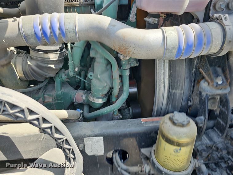 image for item DO2815 2016 Volvo VNL  semi truck