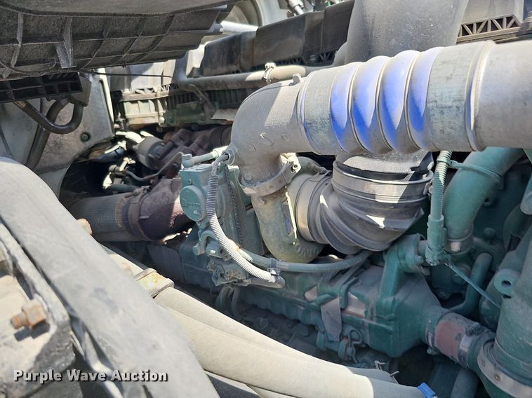 image for item DO2815 2016 Volvo VNL  semi truck