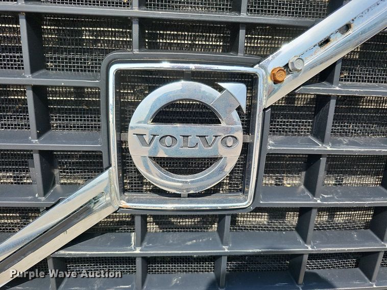 image for item DO2815 2016 Volvo VNL  semi truck