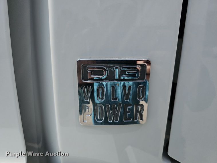 image for item DO2815 2016 Volvo VNL  semi truck