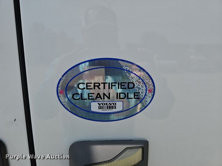 image for item DO2815 2016 Volvo VNL  semi truck