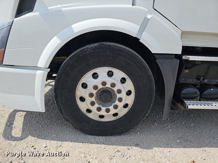 image for item DO2815 2016 Volvo VNL  semi truck