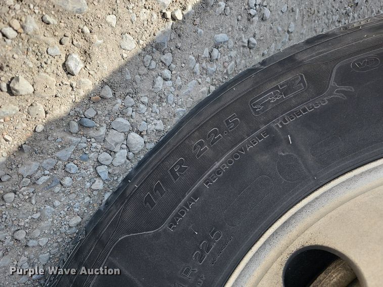 image for item DO2815 2016 Volvo VNL  semi truck