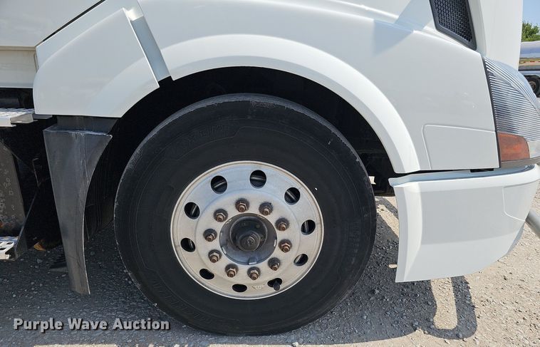 image for item DO2815 2016 Volvo VNL  semi truck