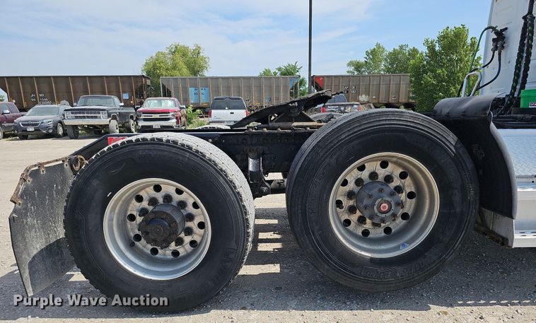 image for item DO2815 2016 Volvo VNL  semi truck