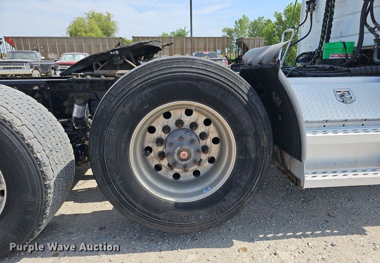 image for item DO2815 2016 Volvo VNL  semi truck