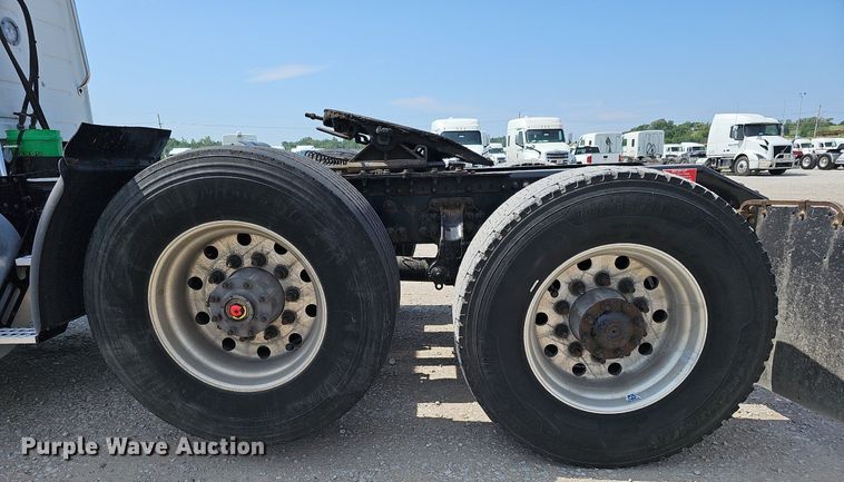 image for item DO2815 2016 Volvo VNL  semi truck