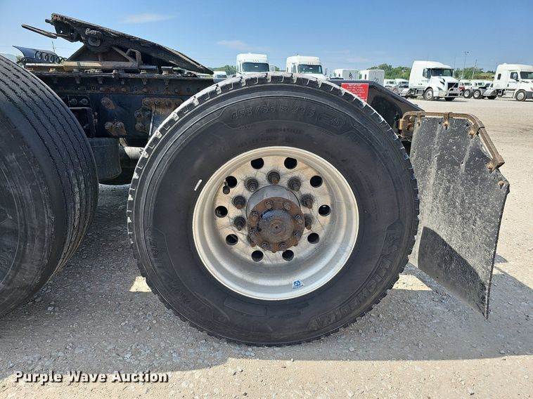 image for item DO2815 2016 Volvo VNL  semi truck