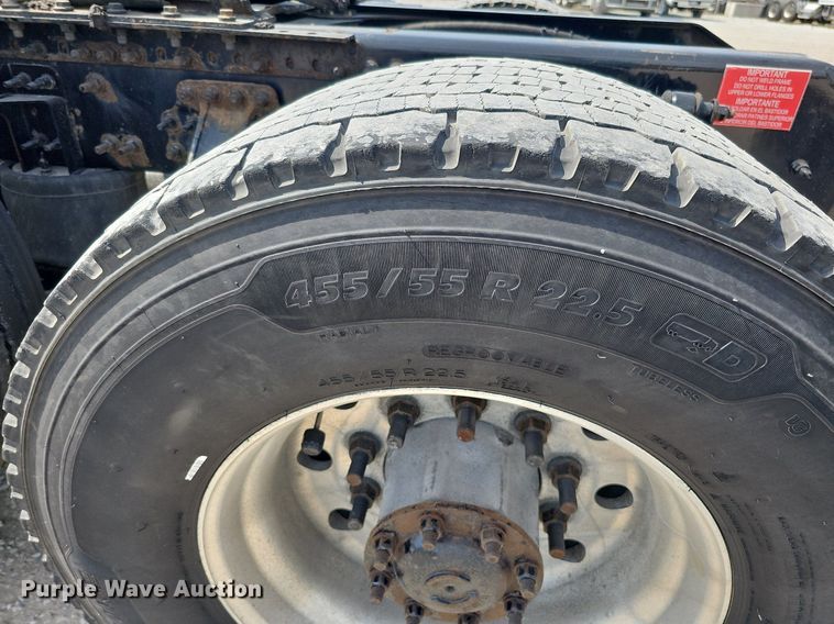 image for item DO2815 2016 Volvo VNL  semi truck