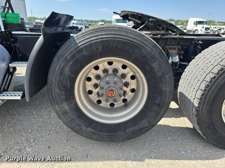 image for item DO2815 2016 Volvo VNL  semi truck