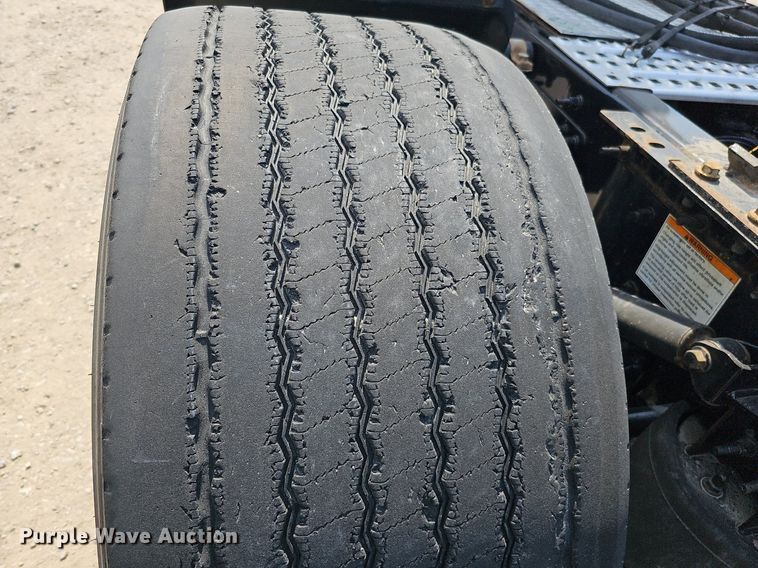 image for item DO2815 2016 Volvo VNL  semi truck