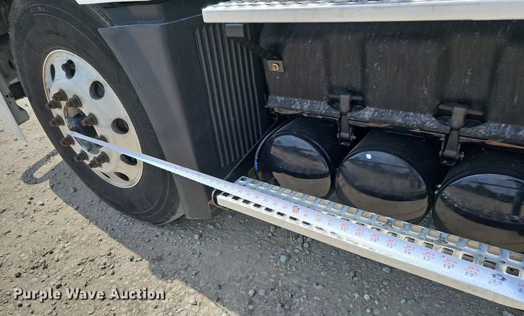 image for item DO2815 2016 Volvo VNL  semi truck