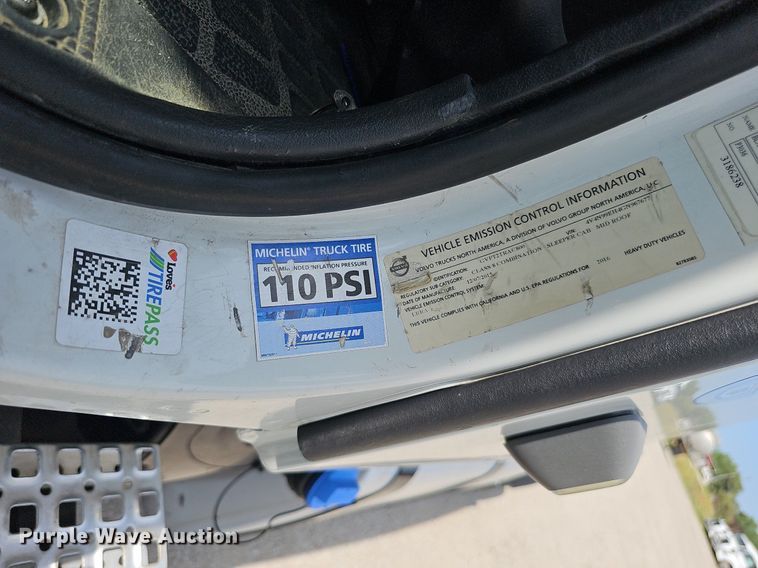 image for item DO2815 2016 Volvo VNL  semi truck