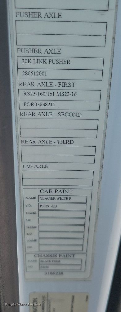 image for item DO2815 2016 Volvo VNL  semi truck