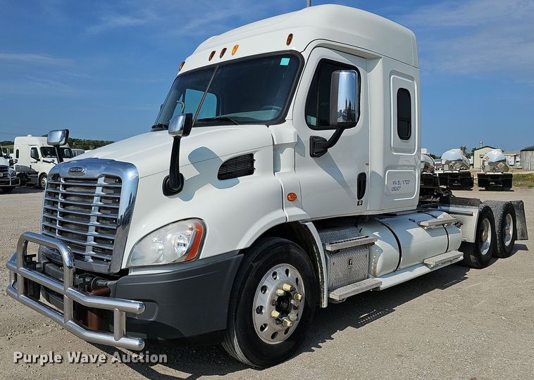 image for item DO2816 2014 Freightliner Cascadia 132  semi truck
