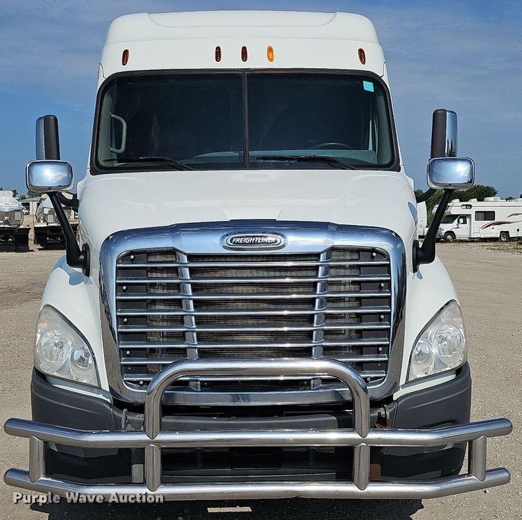 image for item DO2816 2014 Freightliner Cascadia 132  semi truck