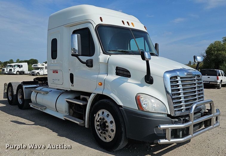 image for item DO2816 2014 Freightliner Cascadia 132  semi truck