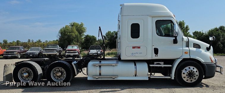 image for item DO2816 2014 Freightliner Cascadia 132  semi truck