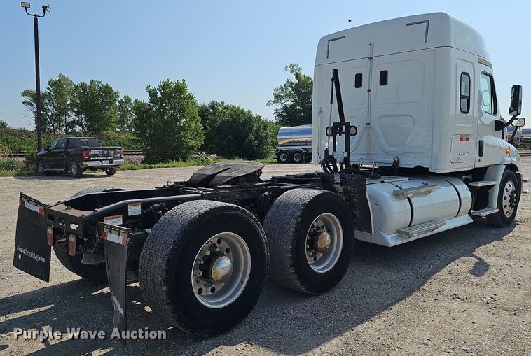 image for item DO2816 2014 Freightliner Cascadia 132  semi truck