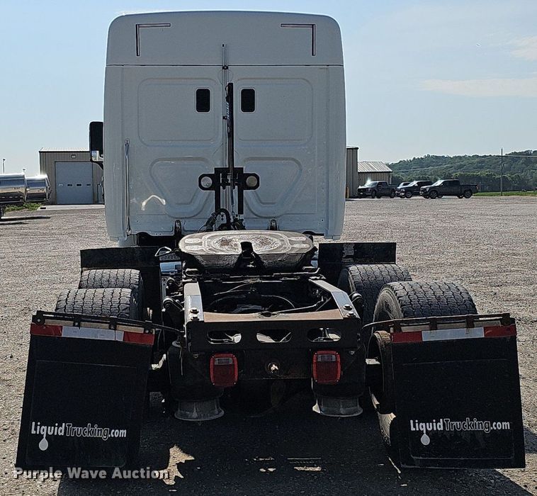 image for item DO2816 2014 Freightliner Cascadia 132  semi truck