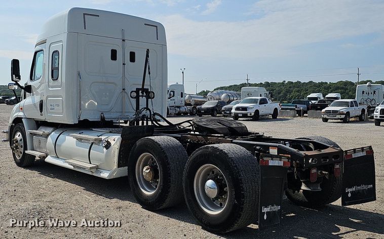 image for item DO2816 2014 Freightliner Cascadia 132  semi truck